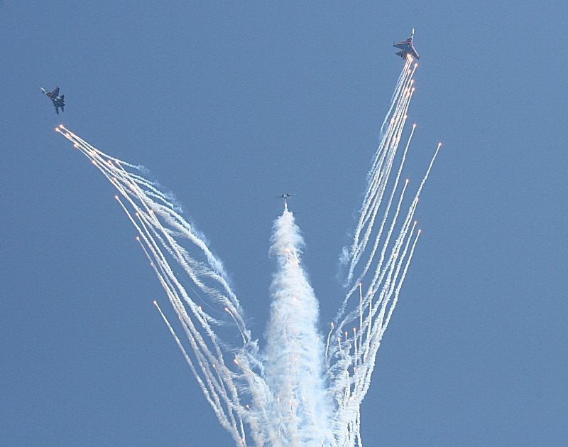 Εντυπωσιακά ακροβατικά από την ελίτ της ρωσικής πολεμικής αεροπορίας (βίντεο)